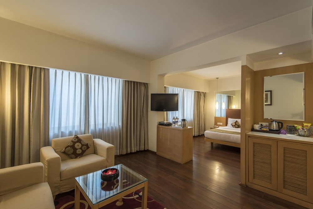 Suite - Photo 15