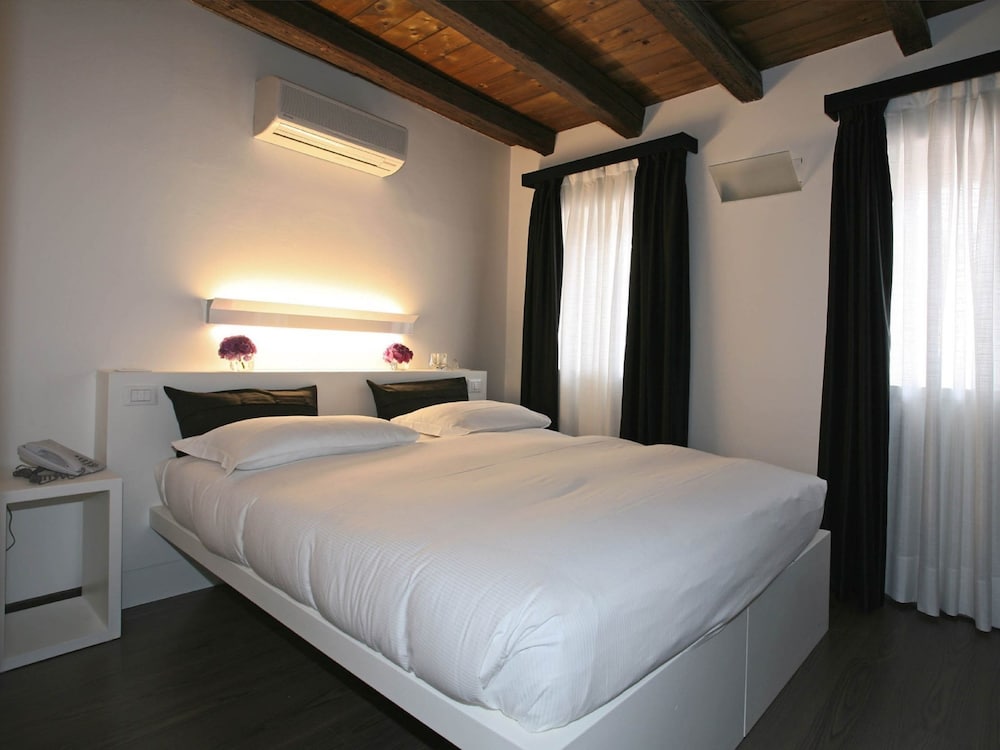 Suite, Annex Building - Photo 1