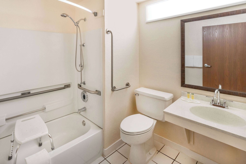 Standard Room, 1 Queen Bed, Accessible, Non Smoking (Mobility) - Photo 4