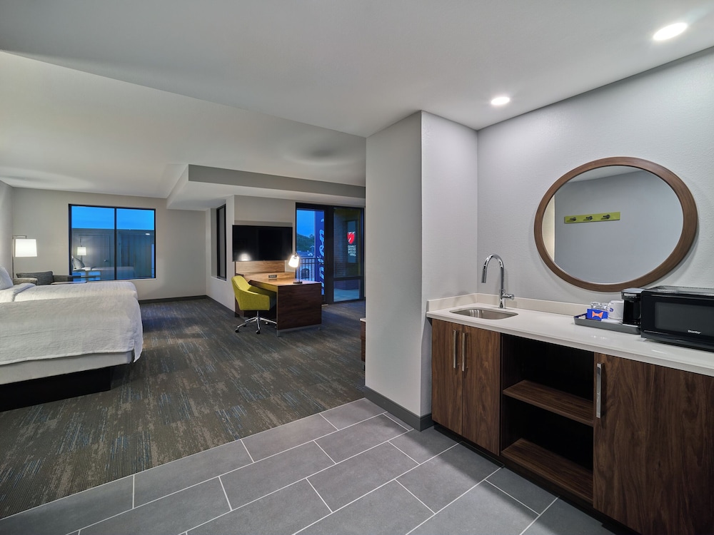 Studio, 1 King Bed, Refrigerator & Microwave (Wet bar) photo 1