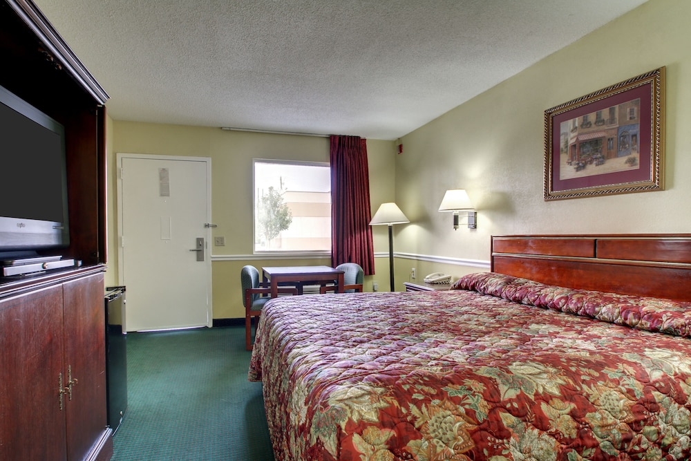 Standard Room, 1 King Bed, Non Smoking photo 3