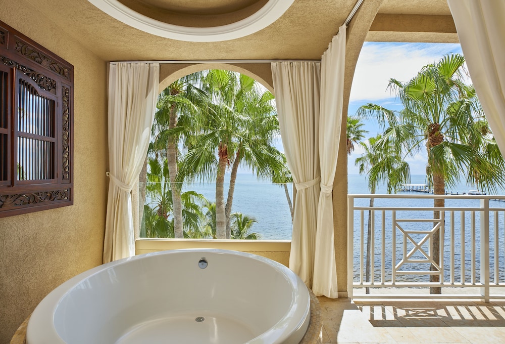 Lodge Oceanfront King Suite - Photo 3