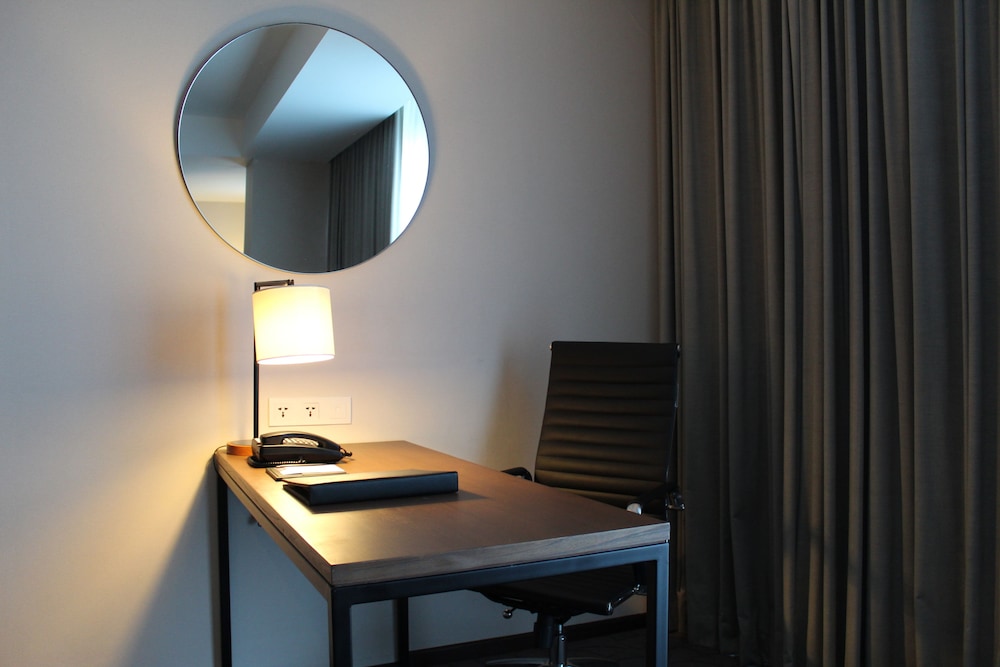 Premium Room, 1 Queen Bed, Accessible, Club Lounge Access