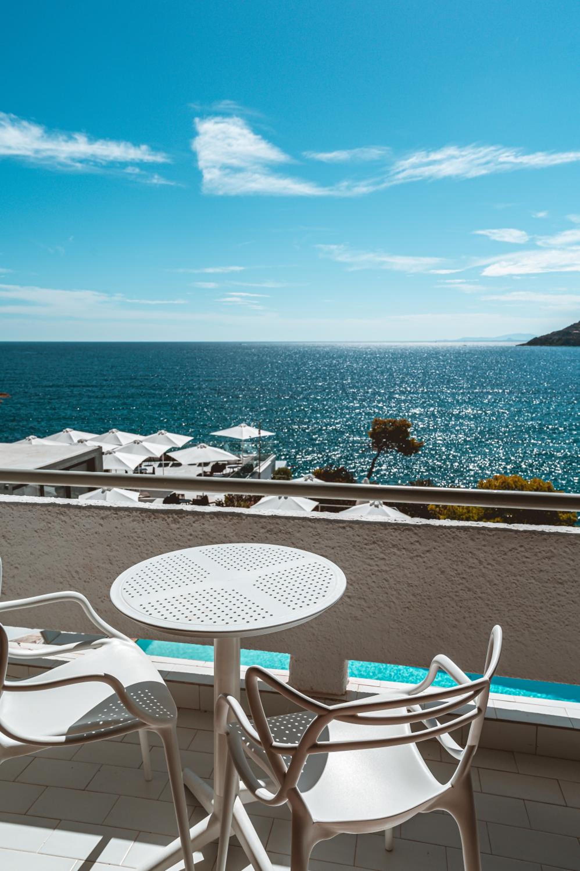 Deluxe Double or Twin Room with Sea View - Photo 4