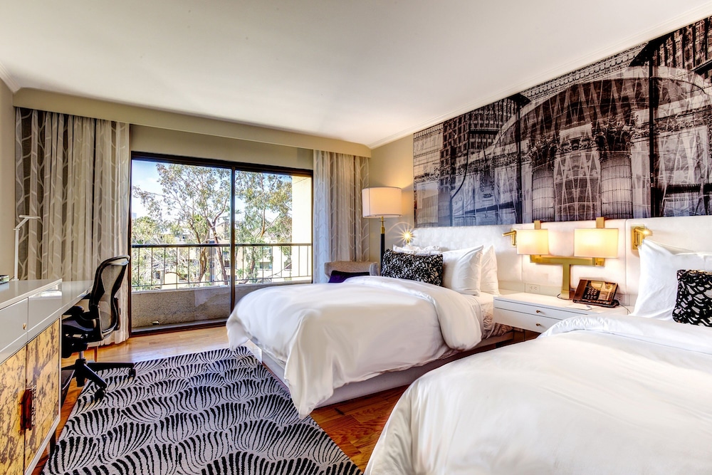 Room, 2 Queen Beds, Balcony (Mobility/Hearing Access, Roll-in Shwr) - Photo 3