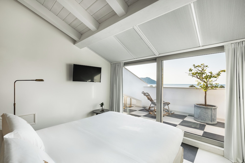 Royal Bay Suite photo 2