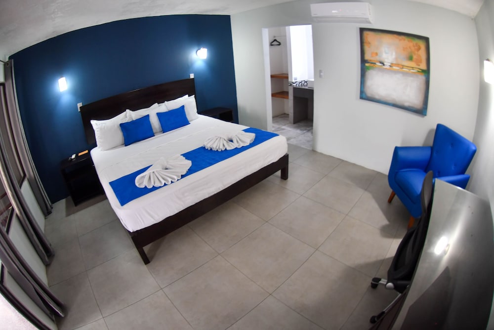 Business Room, Ensuite, Poolside photo 3