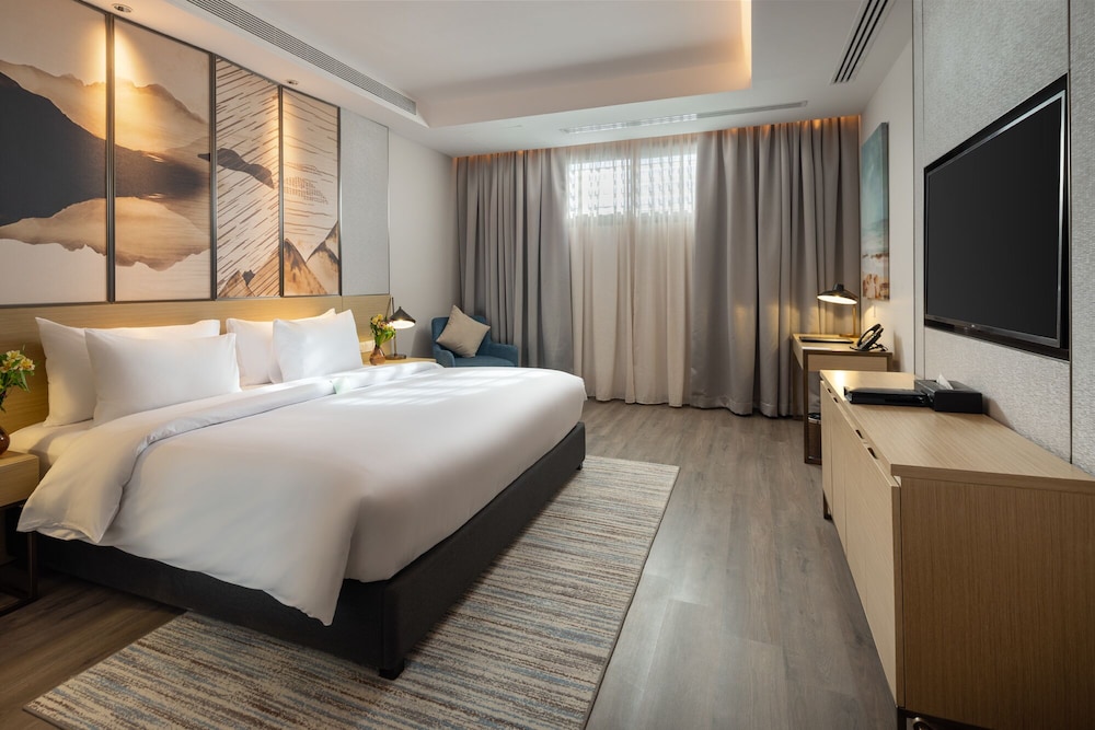 Standard Room, 1 King Bed, Non Smoking - Photo 5