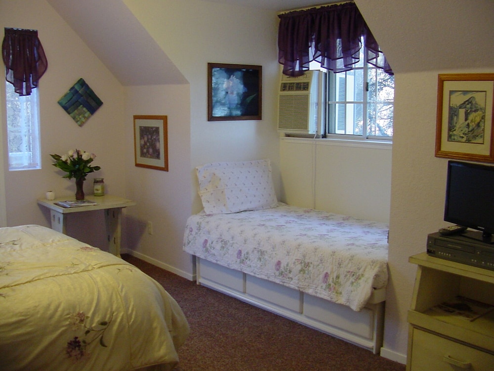 Standard Triple Room, Ensuite (Granny Smith) photo 2