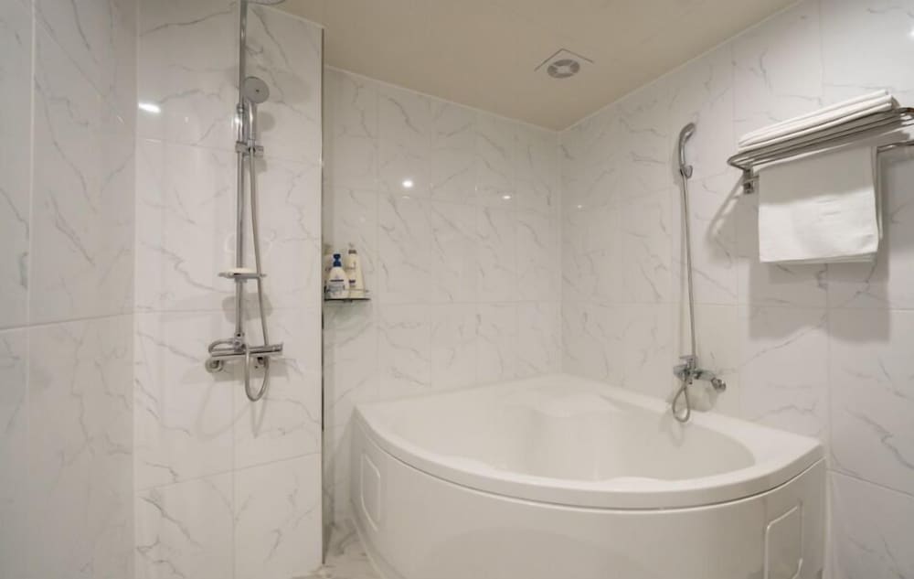 Deluxe Double Or Twin Room - Photo 3