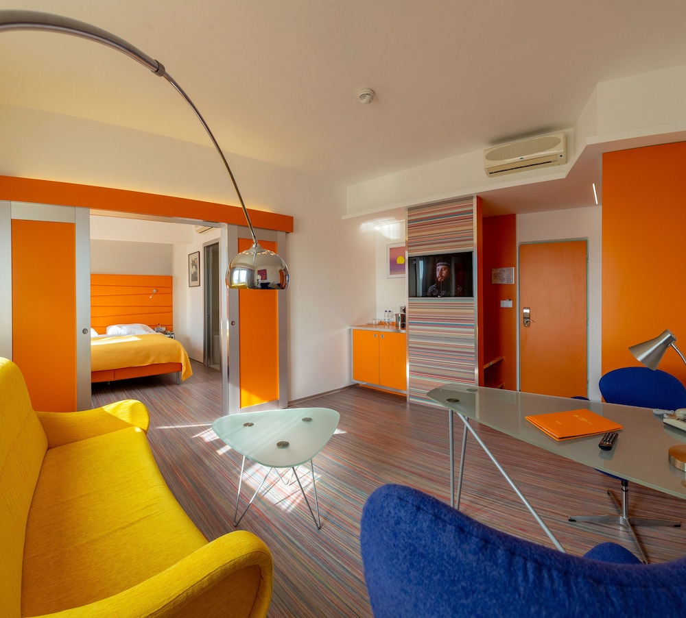Superior Suite, City View thumbnail 5