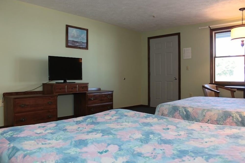 Air Conditioned Motel Room 1, 2 Double Beds, Non-Smoking photo 3