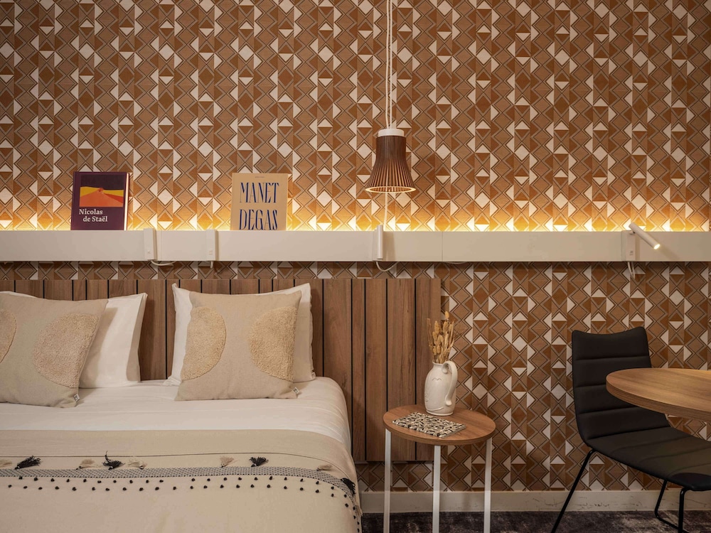 Superior Room, 1 Queen Bed, Balcony thumbnail 5