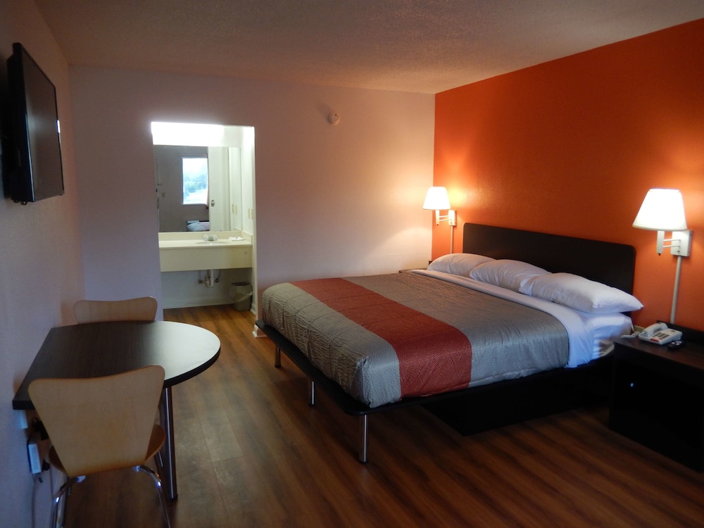 Deluxe Room, 1 Double Bed, Non Smoking, Refrigerator & Microwave - Photo 3