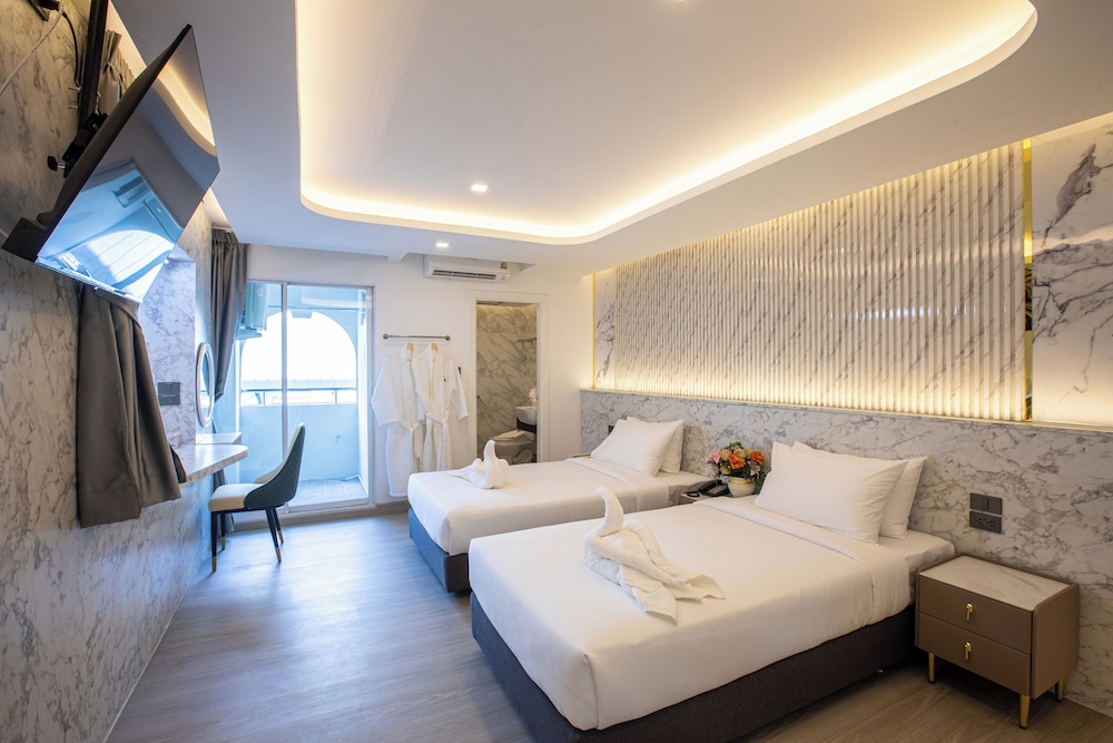 Superior King with Balcony+Twin Suite Newly Renovated