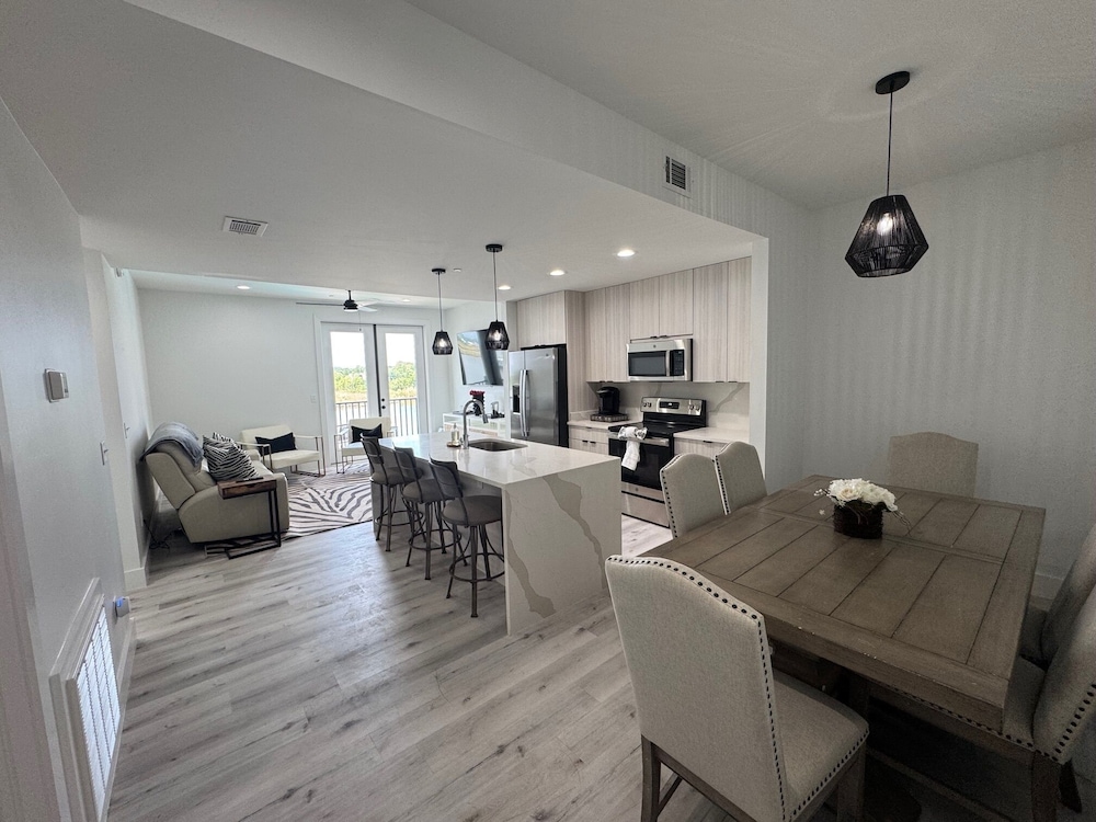 Premier Condo, 1 Queen Bed, Pool Access, River View