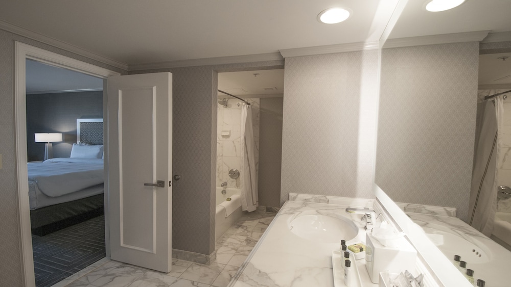 Suite, 1 Bedroom, Balcony (Plaza View) - Photo 3