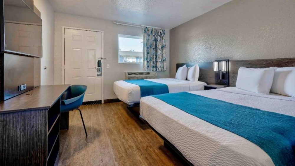 Standard Room, 2 Double Beds, Non Smoking photo 2