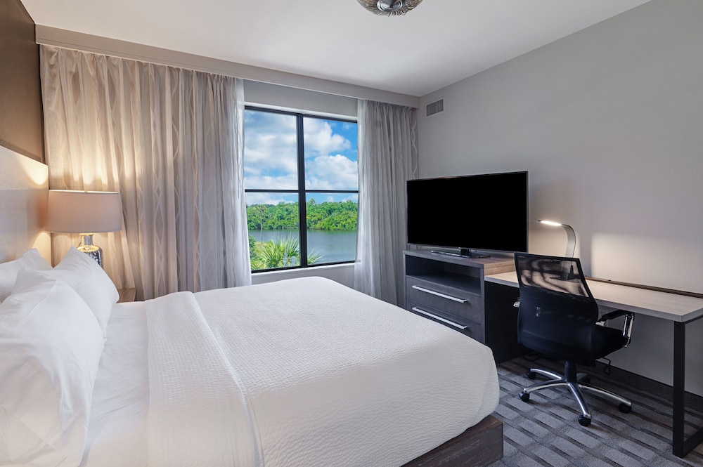 Presidential Suite, 1 King Bed, Lake View photo 2