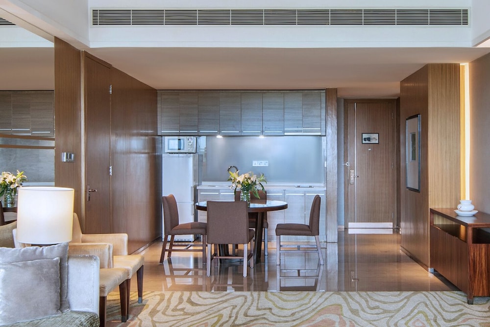 Grande Deluxe Suite With Lake View - Photo 4
