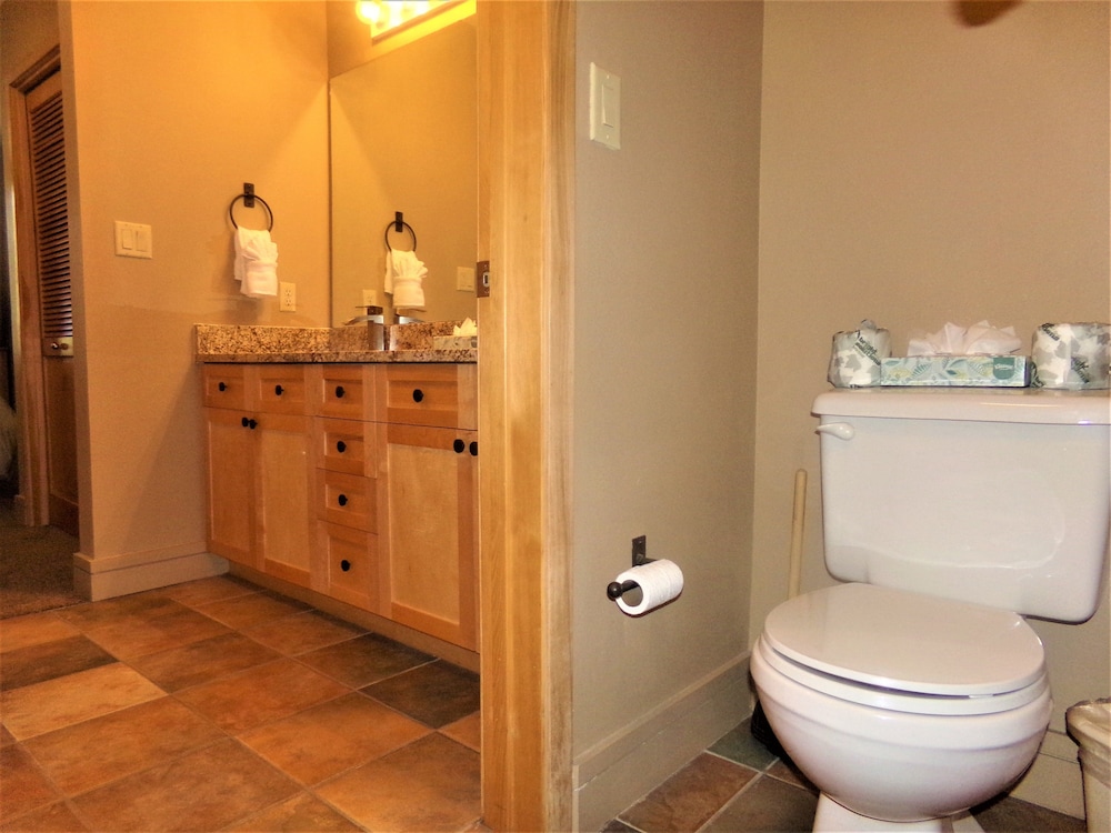 Condo, 1 King Bed with Sofa bed (Silvermill 2 Bedroom 2 Bath SMRD)
