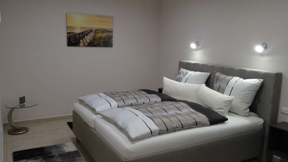 Comfort Suite, 2 Queen Beds, Non Smoking, Courtyard View photo 3