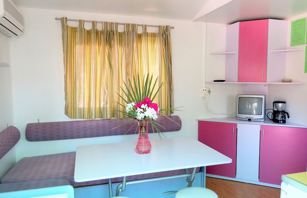 Bungalow (2 adults + 2 children) photo 2