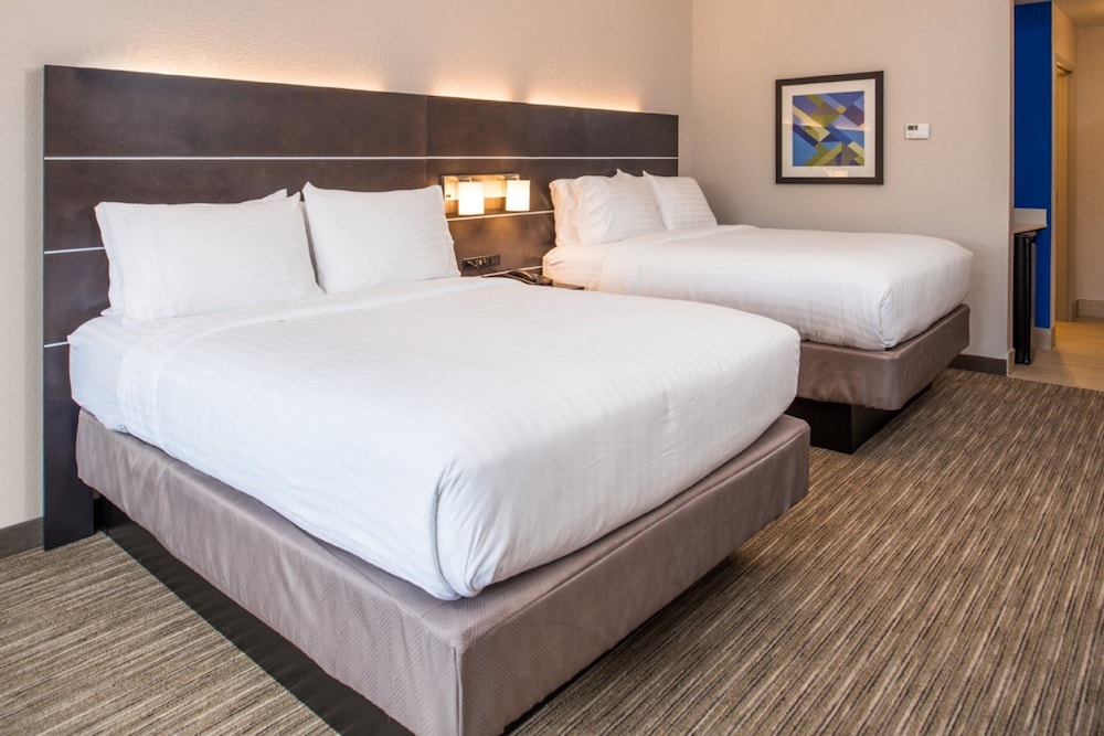 Standard Room, 2 Queen Beds, Accessible (Accessible Tub)