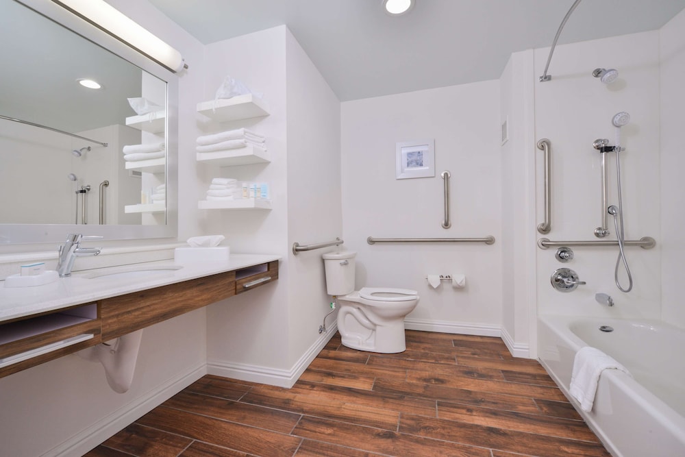 Room, 2 Queen Beds, Accessible, Bathtub (Mobility & Hearing) photo 3