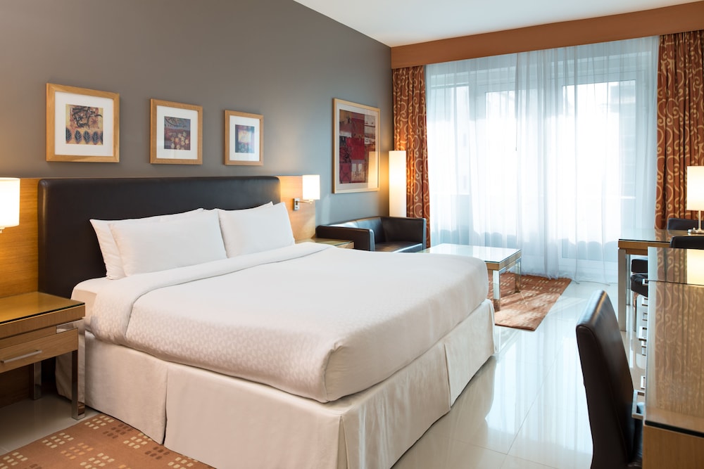 Classic Room, 1 King Bed, Non Smoking - Complimentary Shuttle Service to Dubai Mall and Kite Beach photo 2