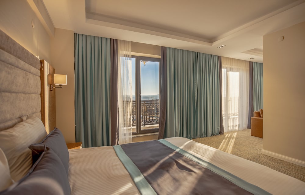 Suite - Photo 3
