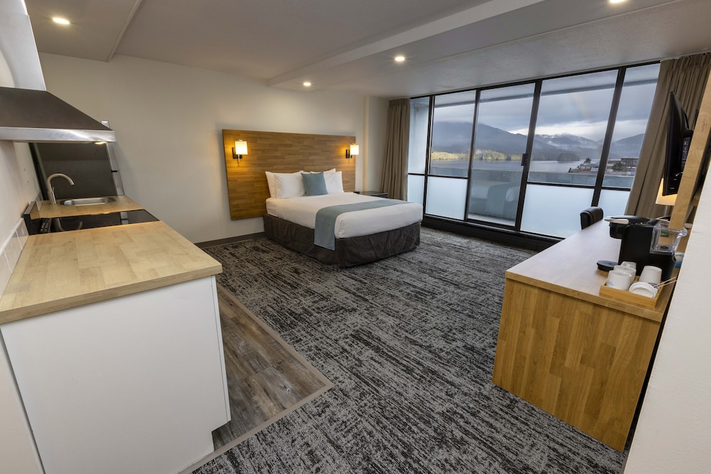 Signature Room, 1 Queen Bed, Kitchen, Partial Ocean View photo 3