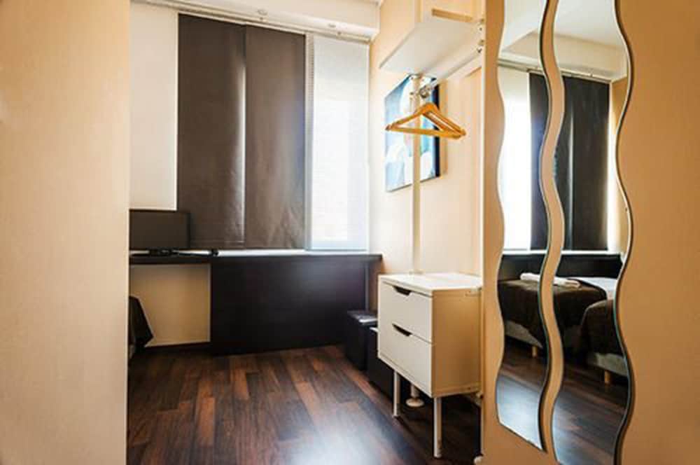 Standard Double Room thumbnail 5