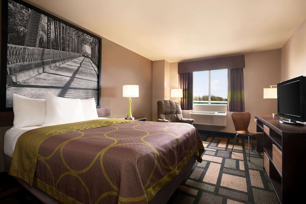 Room, 1 Queen Bed, Non Smoking, Refrigerator - Photo 1