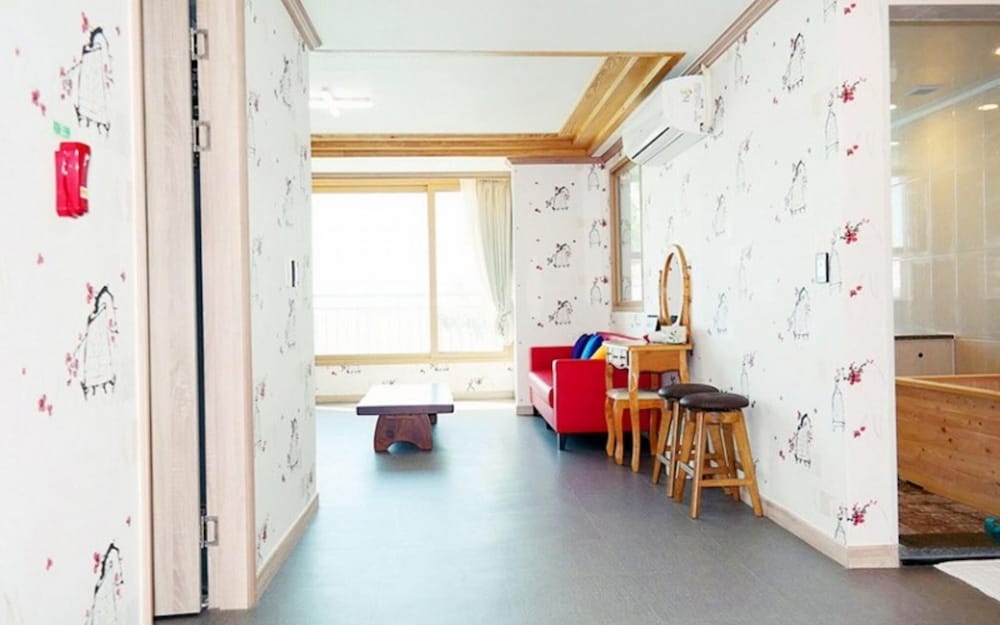 Room (Building 5 Room 101 (Salt Water Hot S)