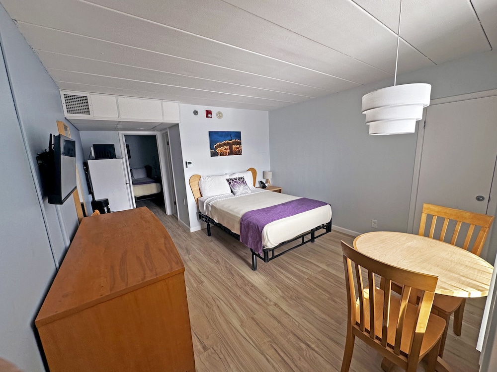 Family Room, 2 Bedrooms, Refrigerator & Microwave photo 3