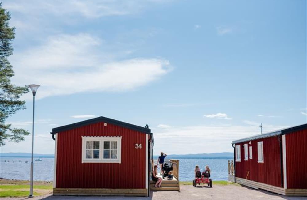 Classic Cabin, 2 Bedrooms, Patio, Beachside photo 1