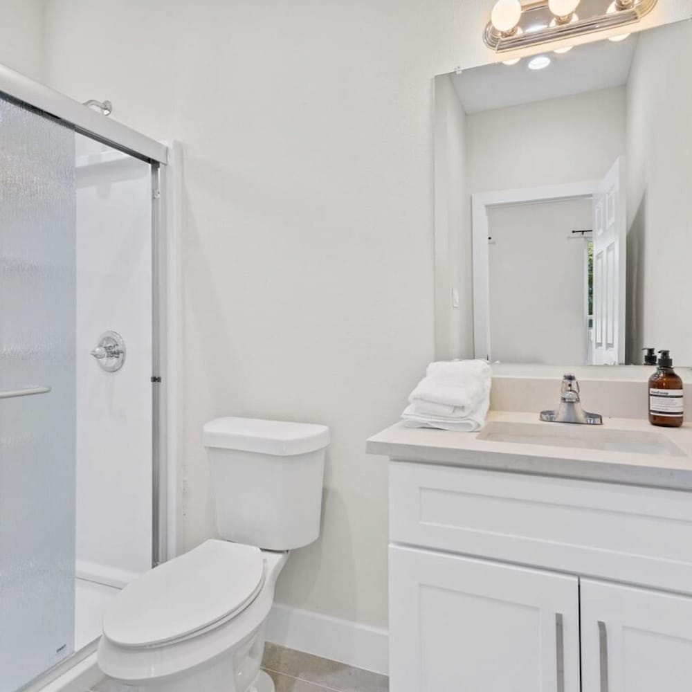 New Duplex 15 min to Downtown l Sleeps 12, Photo 4