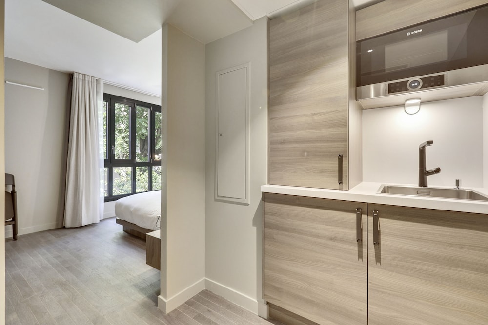 Superior Studio, 1 Queen Bed, Non Smoking photo 3