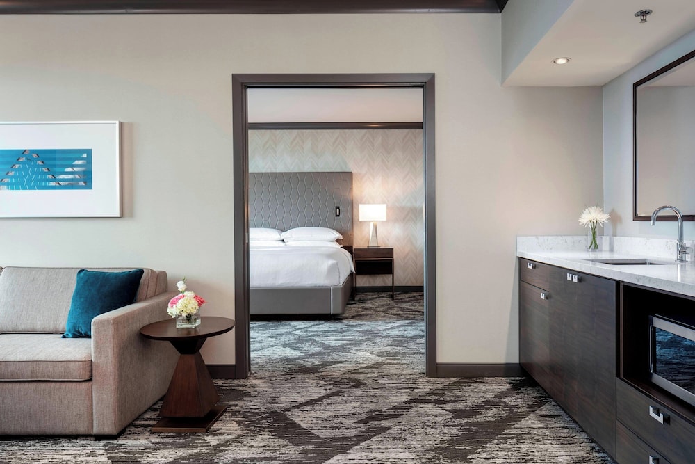 Penthouse, 1 King Bed with Sofa bed thumbnail 6