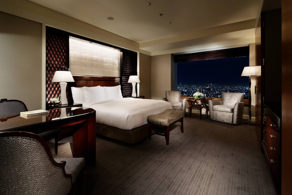 Deluxe Room, 1 King Bed photo 3
