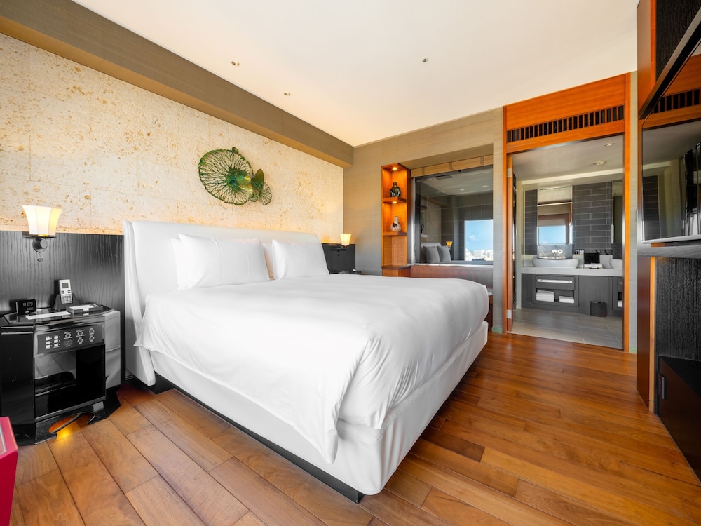 Suite, 1 King Bed (Regency) photo 3