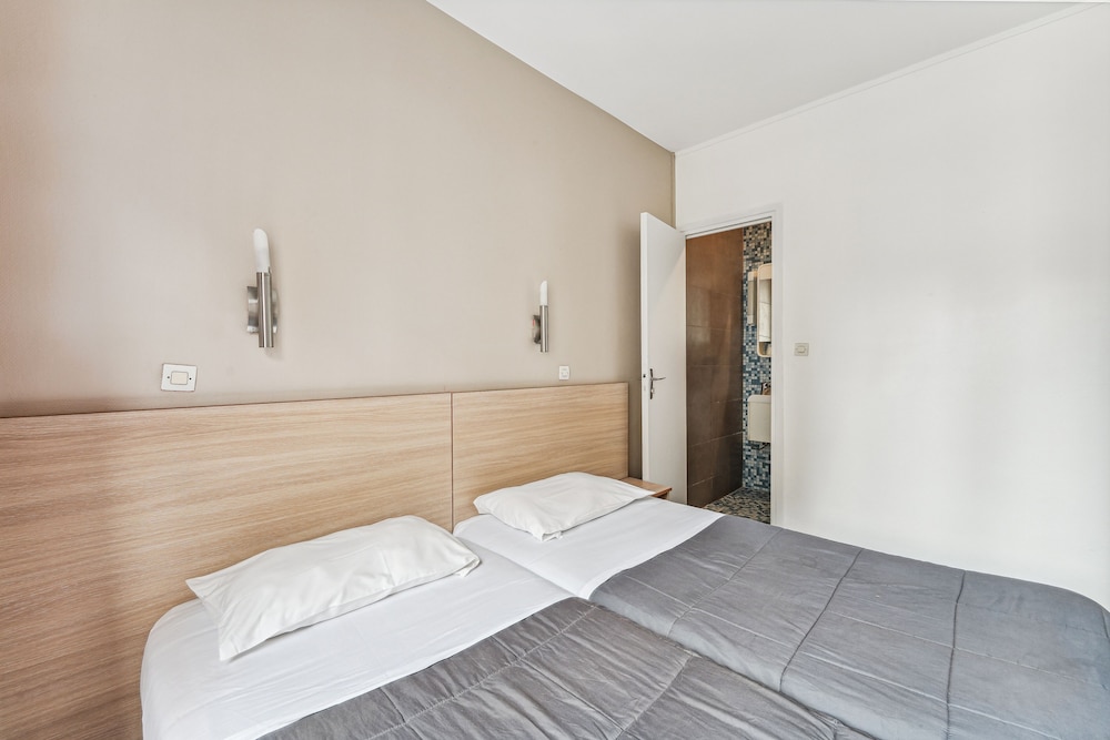 Classic Twin Room, 2 Twin Beds, Private Bathroom photo 3