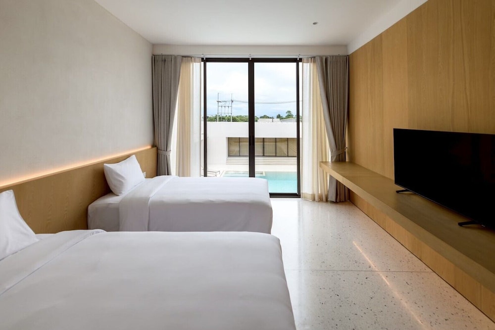 Pool View Twin Bed