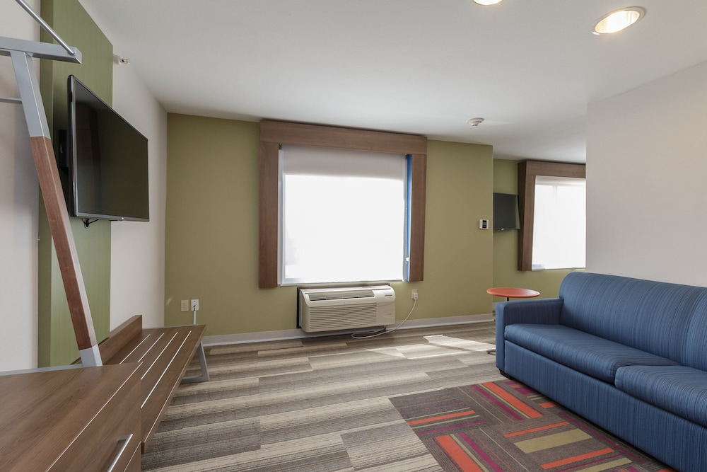 Suite, Multiple Beds - Photo 9