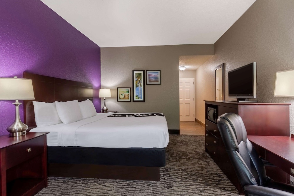 Room, 1 King Bed, Non Smoking - Photo 3