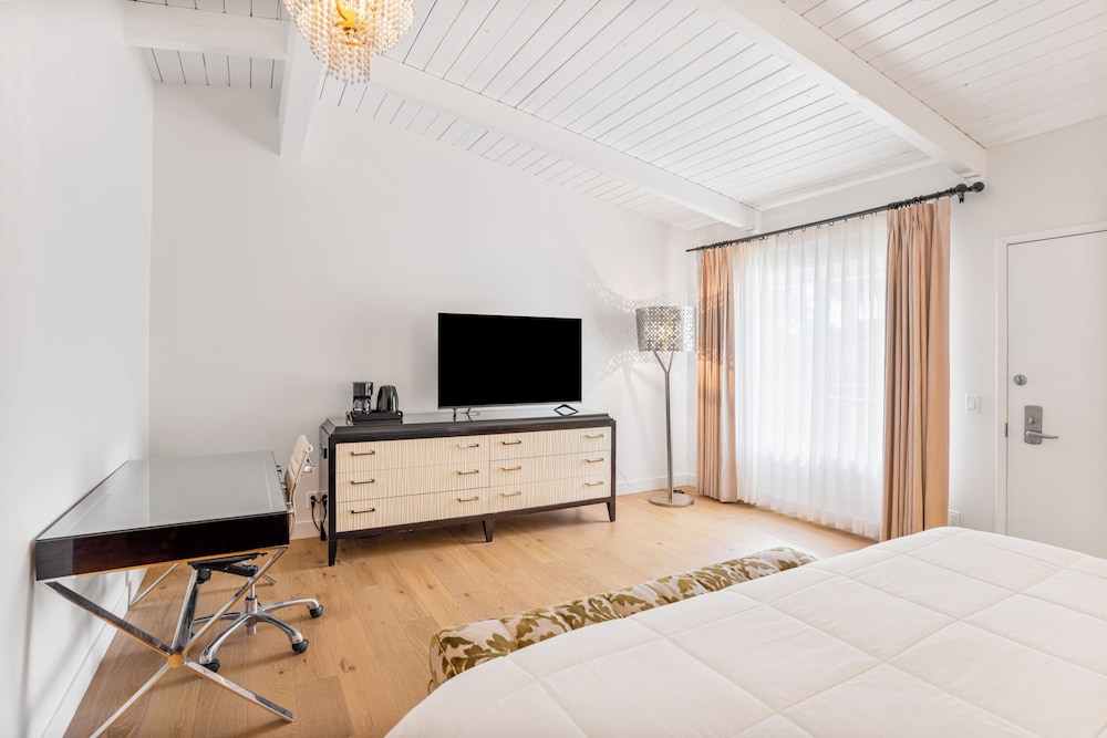 Room, 1 King Bed, Balcony - Photo 4