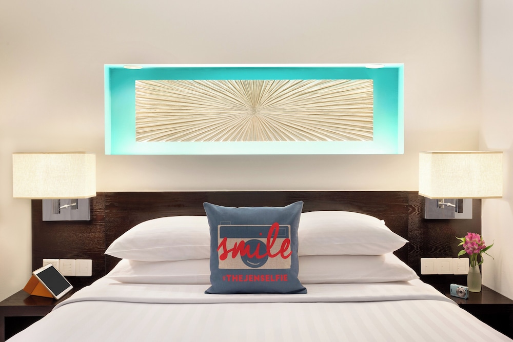 Deluxe Room, 1 King Bed - Photo 10