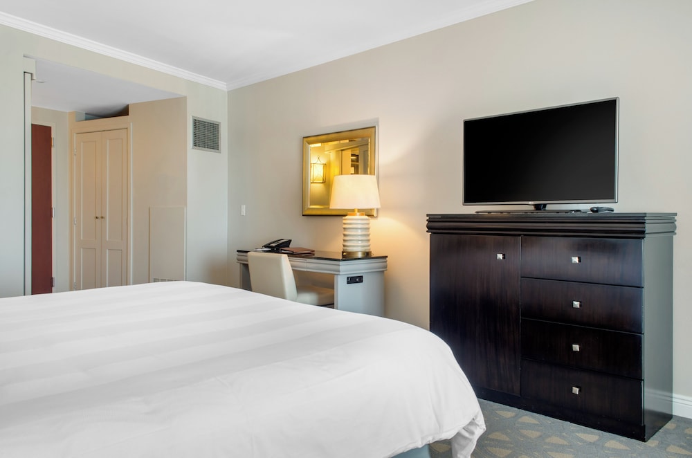 Deluxe Room, 1 King Bed, Mobility Accessible - Photo 2