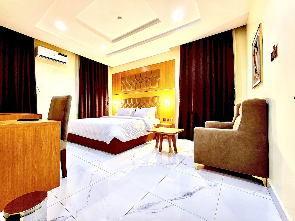 Royal Room - Photo 1